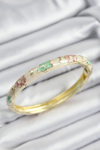 Mineli Pirinç Pembe Yeşil Ve Krem Çiçek Motifli Gold Renk Kadın Kelepçe ürün görseli 1