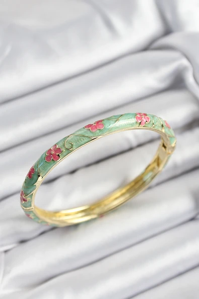 Mineli Pirinç Pembe Ve Yeşil Çiçek Motifli Gold Renk Kadın Kelepçe ürün görseli 1