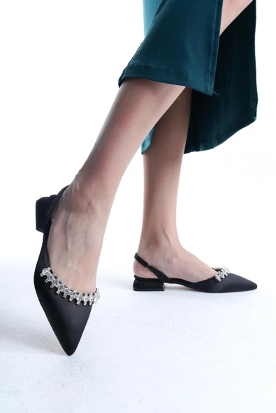 Kadın Best Siyah Saten Taşlı Arkası Açık Lastikli 2,5 Cm Kısa Blok Topuklu