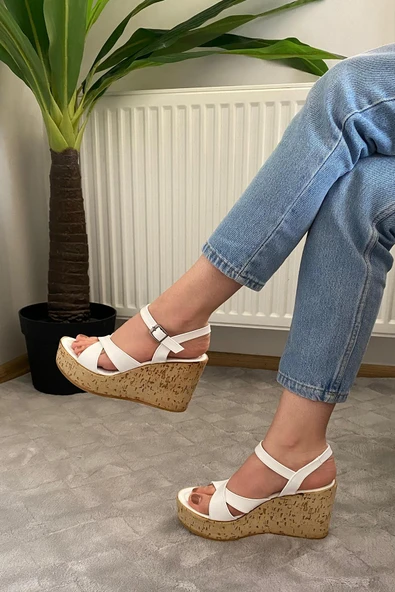 Kadın Bery Beyaz Cilt Çapraz Bant Yüksek Dolgu Mantar Taban Ayakkabı & Sandalet K-900