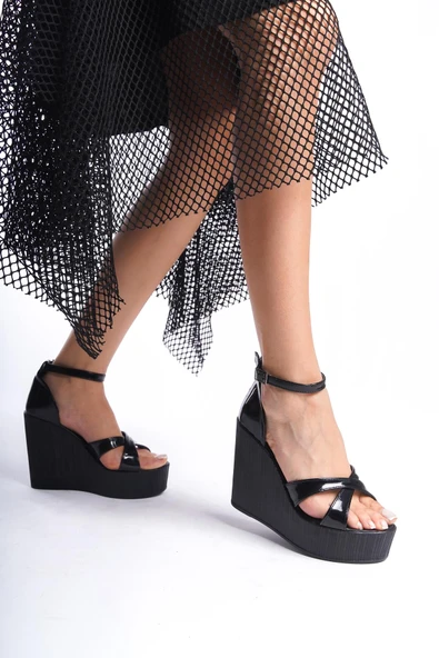 Kadın Verla Çapraz Bant Siyah Rugan Yüksek Topuklu Dolgu Taban Ayakkabı - 2