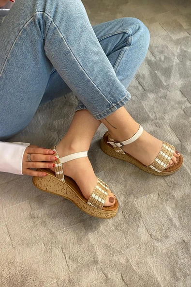 Kadın Eftal Beyaz Hasır Detay Kalın Mantar Taban Ortopedik Sandalet K-230