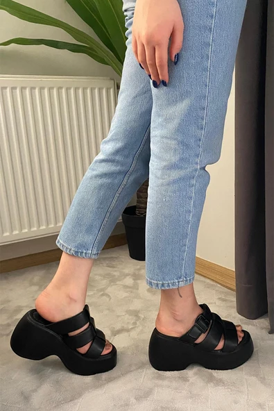 Kadın Bonti Siyah Üç Biyeli Toka Detaylı Kalın Taban Ortopedik Sandalet K-3030