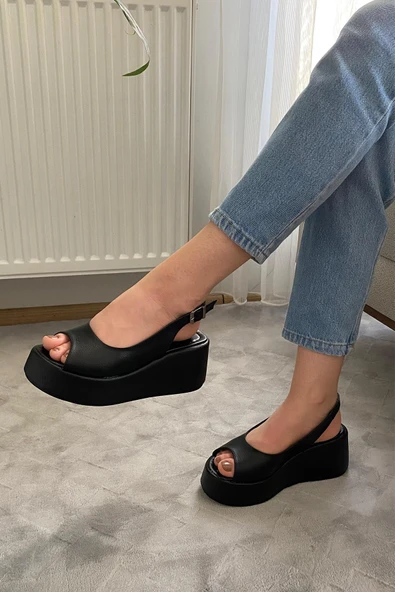 Kadın Lola Siyah Cilt Önü ve Arkası Acık Kalın Taban Sandalet