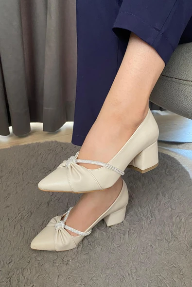 Kadın Cila Krem Cilt Taş Fiyonklu 5 cm Kalın Topuklu Ayakkabı - 2