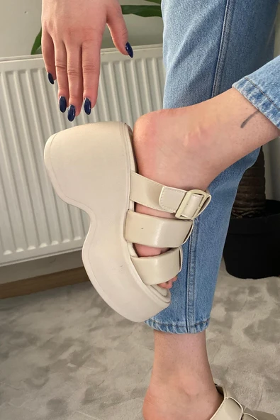 Kadın Bonti Bej Üç Biyeli Toka Detaylı Kalın Taban Ortopedik Sandalet K-3030