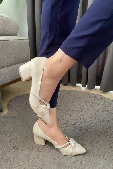 Kadın Cila Krem Cilt Taş Fiyonklu 5 cm Kalın Topuklu Ayakkabı - 3