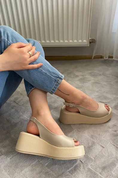 Kadın Lola Bej Cilt Önü ve Arkası Acık Kalın Taban Sandalet - 3