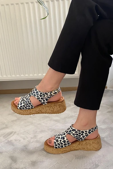 Kadın Tinge Beyaz Rugan Leopar Kalın Mantar Taban Ortopedik Sandalet K-250 - 3