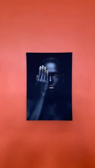 Eliyle Yüzünü Kapatan Siyahi Kadın Portre Natürel Tasarım Ahşap Çerçeve Ev İşyeri Kanvas Tablo PRT5 - Resim 3