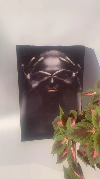 Eliyle Gözlük Yapan Siyahi Kadın Portre Natürel Tasarım Ahşap Çerçeve Ev İşyeri Kanvas Tablo PRT6 - Resim 6