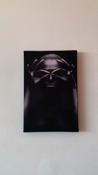 Eliyle Gözlük Yapan Siyahi Kadın Portre Natürel Tasarım Ahşap Çerçeve Ev İşyeri Kanvas Tablo PRT6 ürün görseli