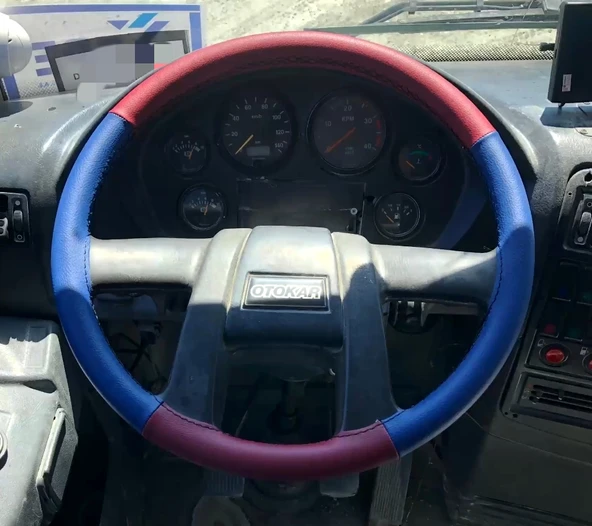 DİKİŞLİ DİREKSİYON KILIFI BORDO DERİ MAVİ DERİ SİYAH DİKİŞLİ OTOKAR OTOBÜS 2008 KASA ürün görseli