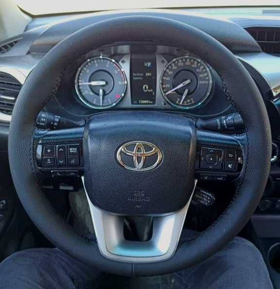 DİKİŞLİ DİREKSİYON KILIFI SİYAH DERİ SİYAH DİKİŞLİ TOYOTA HİLUX İÇİN (FOTODAKİ DİREKSİYON) ürün görseli