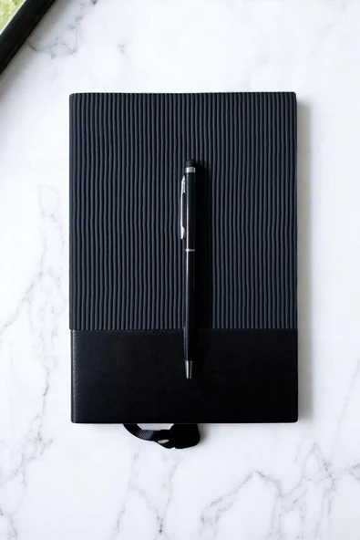 Nesnel Gift Yumuşak ve Esneyebilir Kapaklı Siyah Esnek Dokonuş Ajanda - Siyah Touchpenli Metal Kalem Hediyeli - Resim 3