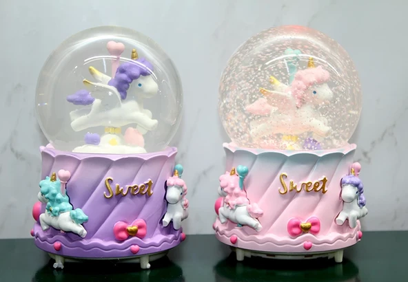 Unicorn İçi Dönmeli Püskürtmeli Işıklı Müzikli Kar Küresi Büyük Boy Alk3040 ürün görseli