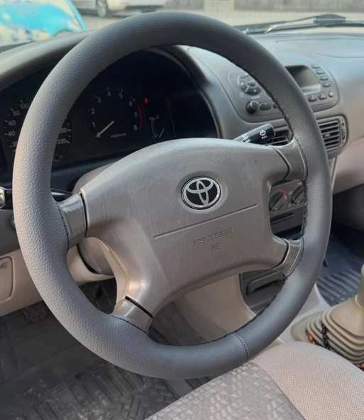 DİKİŞLİ DİREKSİYON KILIFI KOYU GRİ DERİ SİYAH DİKİŞLİ TOYOTA COROLLA TERRA SOL İÇİN ürün görseli