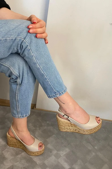 Kadın Mantara Krem Cilt 10 cm Dolgu Topuklu Mantar Taban Önü Arkası Acık Ayakkabı - 5