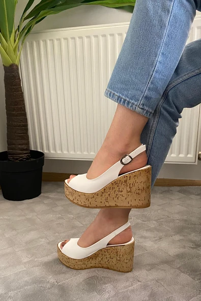 Kadın Mantara Beyaz Cilt 10 cm Dolgu Topuklu Mantar Taban Önü Arkası Acık Ayakkabı - 3