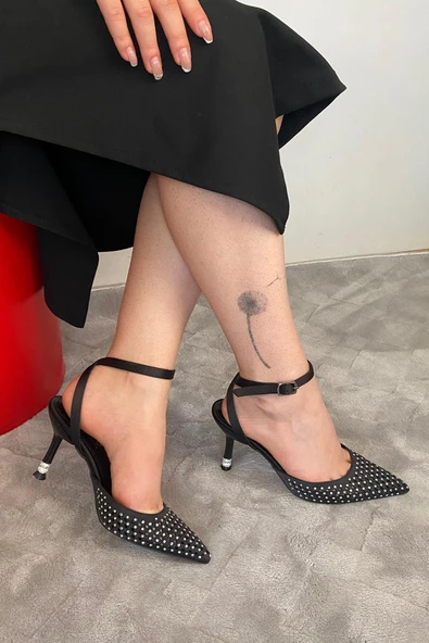 Kadın Fenny Siyah Saten Kristal Taşlı 9 Cm Teş Detaylı İnce Topuklu Sivri Burunlu Arkası Acık Stiletto