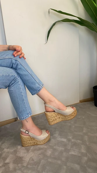 Kadın Mantara Krem Cilt 10 cm Dolgu Topuklu Mantar Taban Önü Arkası Acık Ayakkabı