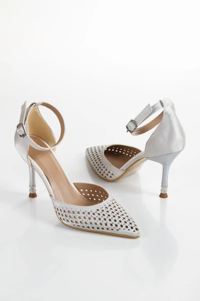 Kadın Fenny Gümüş Saten Kristal Taşlı 9 Cm Teş Detaylı İnce Topuklu Sivri Burunlu Arkası Acık Stiletto - 2