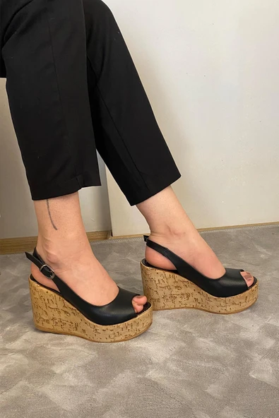 Kadın Mantara Siyah Cilt 10 cm Dolgu Topuklu Mantar Taban Önü Arkası Acık Ayakkabı - 4