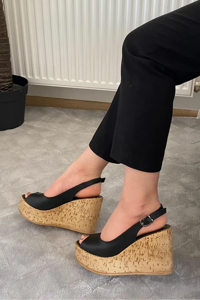 Kadın Mantara Siyah Cilt 10 cm Dolgu Topuklu Mantar Taban Önü Arkası Acık Ayakkabı