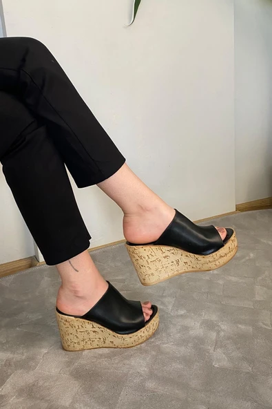 Kadın Holi Siyah Cilt 10 cm Tolgulu Mantar Taban Terlik K-920 - Resim 4