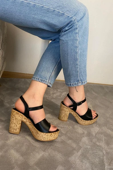 Kadın Romina Siyah Tek Bantlı 10 cm Platfom Topuklu Mantar Taban Sandalet