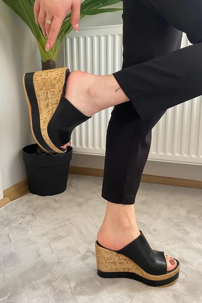 Kadın Morgan Siyah Cilt 10 cm Dolgulu Mantar Taban Şerit Sargılı Terlik K-500