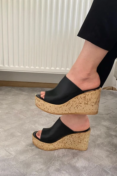 Kadın Holi Siyah Cilt 10 cm Tolgulu Mantar Taban Terlik K-920 - Resim 3