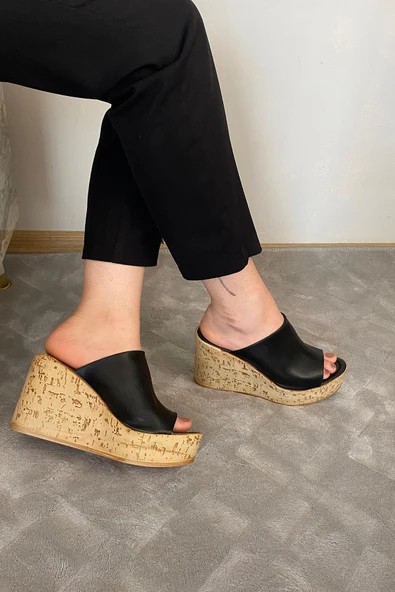 Kadın Holi Siyah Cilt 10 cm Tolgulu Mantar Taban Terlik K-920 ürün görseli 1