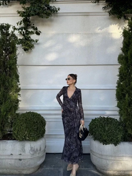 Kruvaze V yaka, fırfırlı ve bağcıklı Desenli Bluz ve Midi Etek Takım - Siyah - Resim 3