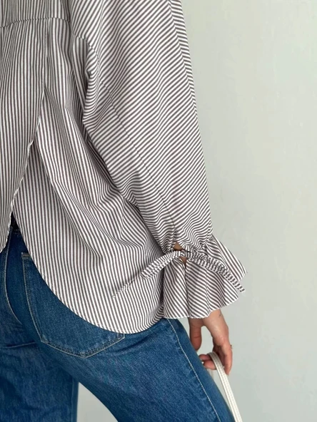 Kadın Arkası Asimetrik Yırtmaç Kesim Detaylı Cizgili Bluz Gömlek - Gri - Resim 5