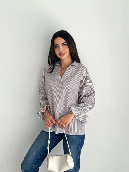 Kadın Arkası Asimetrik Yırtmaç Kesim Detaylı Cizgili Bluz Gömlek - Gri - Resim 4