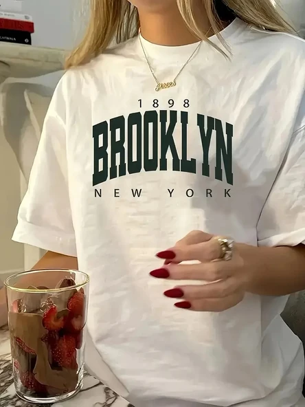 Brooklyn Harf Baskılı Düşük Omuzlu T-shirt, Rahat Kısa Kollu Bol T-shirt, Kadın Giyim - Beyaz ürün görseli 1