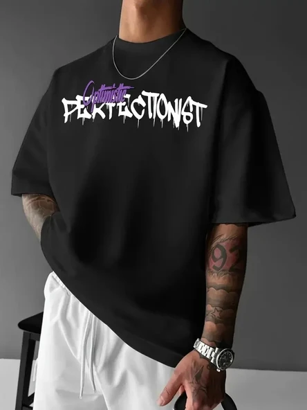 Erkek OversizeGrafik Tişört "CAMPBRASTCOOPERATION" Kalın Yazı Bisiklet Yaka, Kısa Kol, Kalın Mor ve Siyah Desenli Yazlık - Resim 2