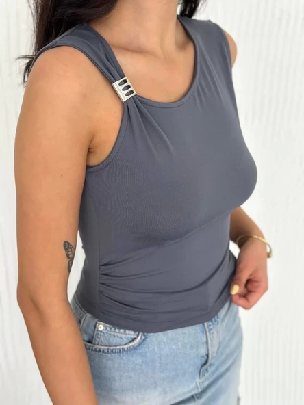 Osy Modal Yumuşak Dokulu Kumaş Bisiklet Yaka Kadın Sıfır Kol Bluz Omuz Toka Aksesuar Detaylı - Antrasit - Resim 5