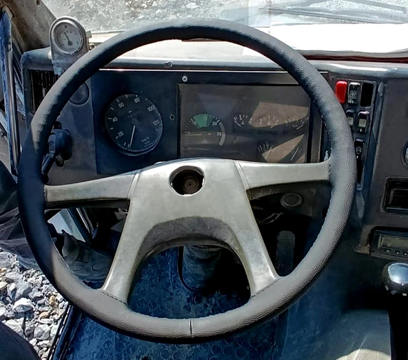 DİKİŞLİ DİREKSİYON KILIFI SİYAH DERİ SİYAH DİKİŞLİ MERCEDES TIR KAMYON 3031 İÇİN ürün görseli