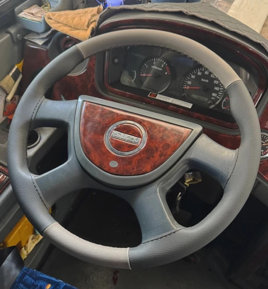 DİKİŞLİ DİREKSİYON KILIFI KOYU GRİ DERİ AÇIK GRİ DERİ SİYAH DİKİŞLİ ISUZU NOVO OTOBÜS İÇİN ürün görseli