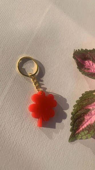 Kırmızı Renk Yonca Şekil Gold Aksesuarlı Küçük Anahtarlık El Yapımı Epoksi Hediyelik - 5