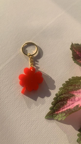 Kırmızı Renk Yonca Şekil Gold Aksesuarlı Küçük Anahtarlık El Yapımı Epoksi Hediyelik - 3