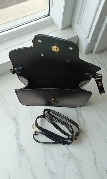 Kadın Ayarlanabilir Askılı Suni Deri Kapağı V Harfi Detaylı El ve Omuz Çantası - 3