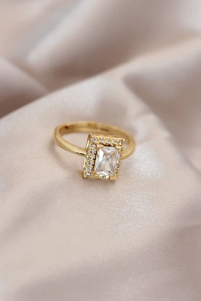 CEYLAN ADAM Ayarlamalı Gold Renk Metal Zirkon ve Kristal Taşlı Dikdörtgen Model Yüzük
