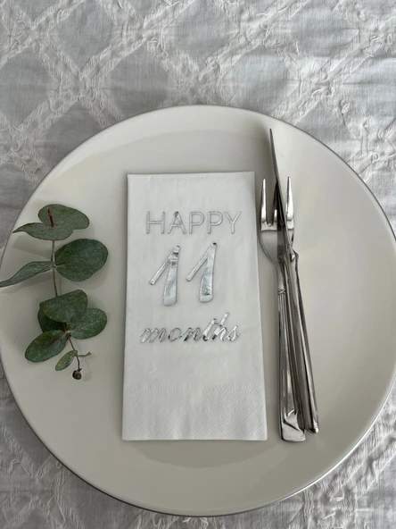 Gümüş Yaldızlı Beyaz Happy 11 Yaş Months Garson Katlama Peçete 16 Adet ürün görseli