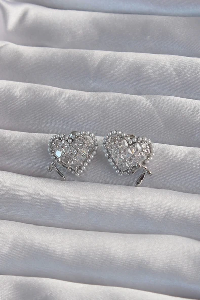 CEYLAN ADAM Pirinç Gümüş Renk Fiyonk Detay İncili Zirkon Taşlı Kalp Küpe ürün görseli 1