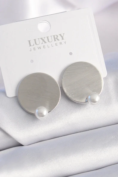 CEYLAN ADAM Pirinç Gümüş Renk Plaka Model İnci Detay Kadın Küpe ürün görseli 1