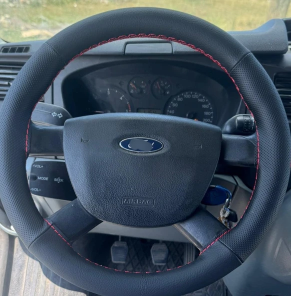 DİKİŞLİ DİREKSİYON KILIFI SİYAH DERİ NOKTALI DERİ KIRMIZI DİKİŞLİ F.OR.D TRANSİT İÇİN ürün görseli