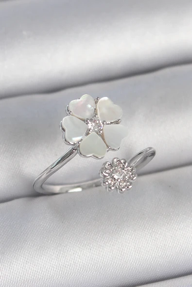 CEYLAN ADAM Pirinç Gümüş Renk Beyaz Mineli Çiçek Model Zirkon Taş Detay Kadın Yüzük ürün görseli 1